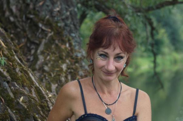 Bikini noir près d'un arbre sur une rivière