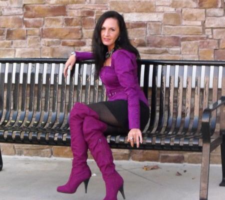 MILF with ecentric style in HOT boots, leggings, tights