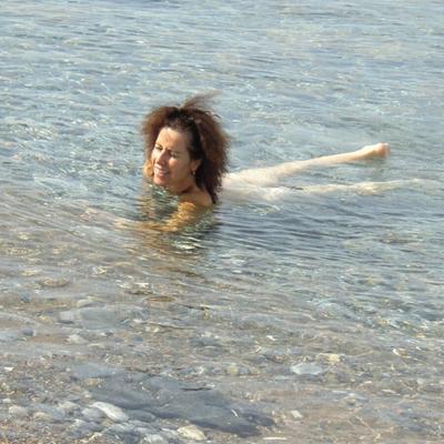 ビーチで裸の漂流者