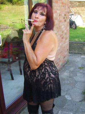 Evelyn fume une pute et des scories GILF britanniques chaudes et sales