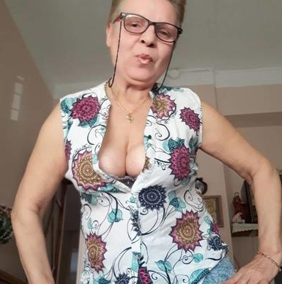 Regarder ta mère rend sa culotte mouillée