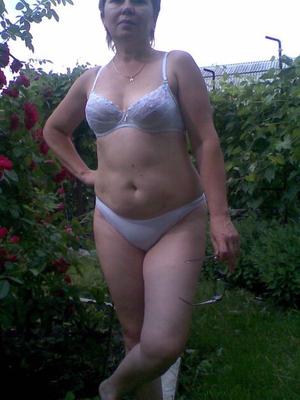 Amateur mature posant à la maison