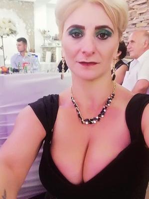 Adriana ist eine vollbusige MILF aus Rumänien