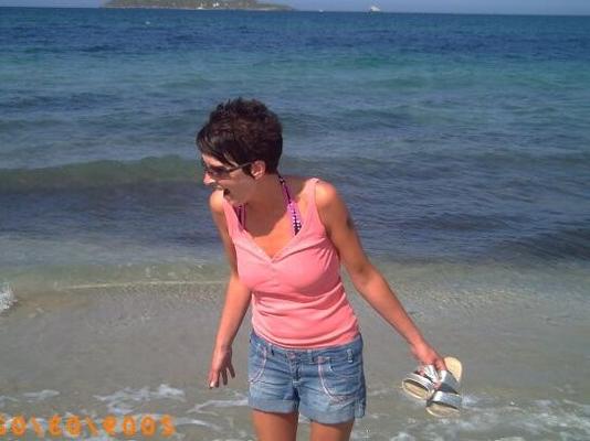 Charlene aus Norfolk, kurzhaarige MILF, keine nackt