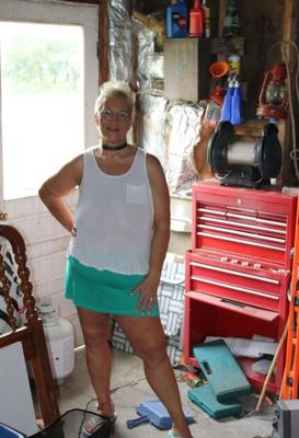 femme au foyer posant dans le garage