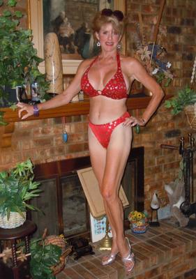 Diana MILF mature avec des bikinis aux seins massifs. 