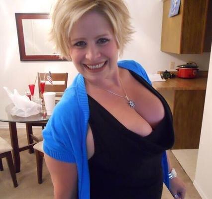 USA Mature Loves To Show Off Her Big Tiddies