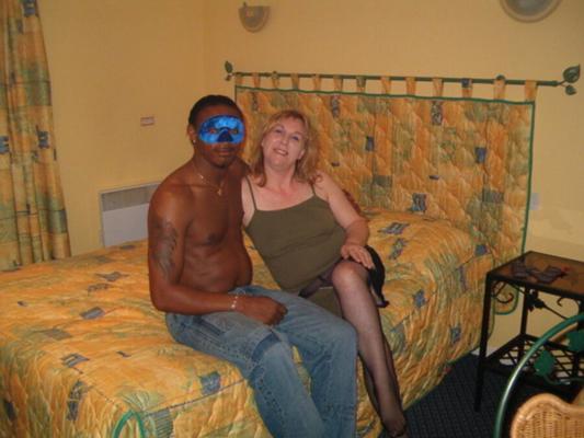 Corinne, une MILF française salope, baise interracial