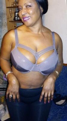 MILF de ébano con grandes tetas Ndey posando sin desnudos