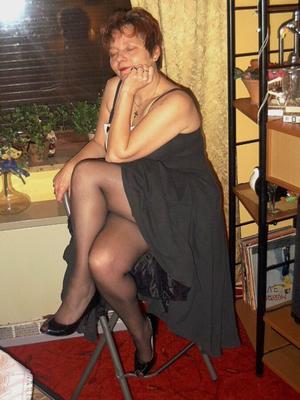 MILF/Gilf mature avec des jambes très sexy (non nue)