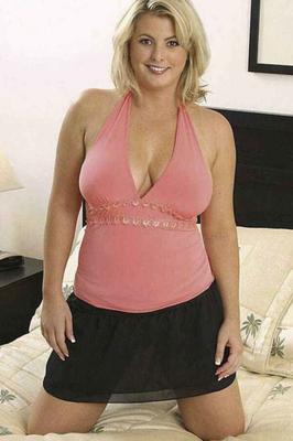 Kala - MILF blonde mature aux gros seins naturels - Collection