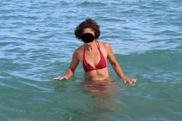 Meine Skinny-Frau im roten Bikini