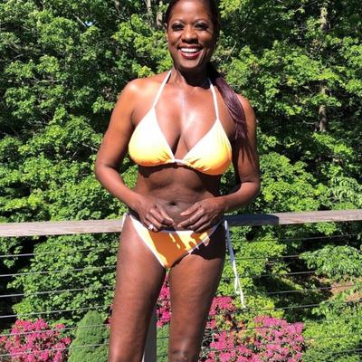 Deneen, schöne schwarze MILF in Bikinis und Kleidern. 