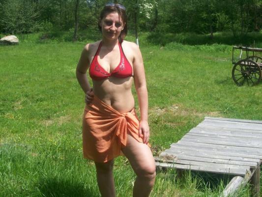 Nackte MILF posiert in der Natur