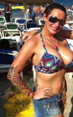 Angie, une MILF tatouée et charnue, montre toujours ses seins GÉANTS d'un an.