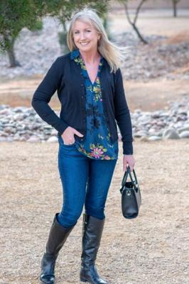 Superbe blonde GILF en bottes d'équitation