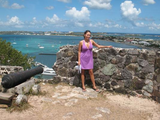 Latina-MILF mit gepiercten Titten zeigt ihre Titten am Strand