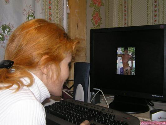 Femme rousse pose