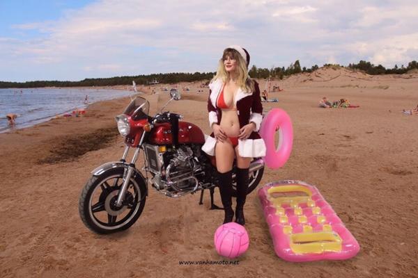 Nuttige X-MAS Viivi im roten Bikini