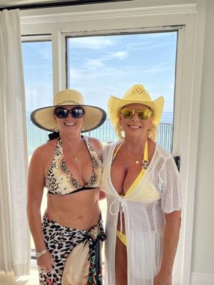 Bikini-MILFs suchen Schwanz