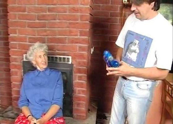 La abuela de 78 años recibe dos consoladores para su cumpleaños