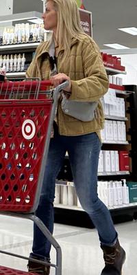 Target Sightings - Une MILF blonde se penche