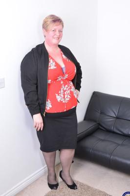 MatureEU Lesley - British mature BBW playing with her toys