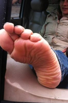 wanna smell her feet!?