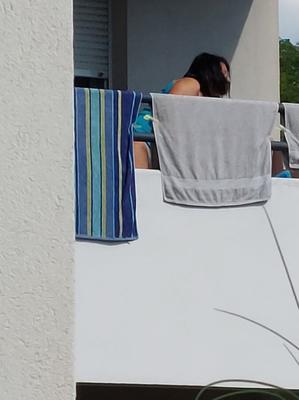 Offene Voyeur-Creepshots des Nachbarn auf dem Balkon