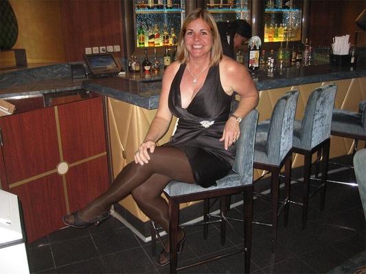 Colleen attend son homme au bar de Tega Cay