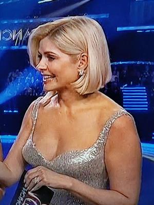 La sexy Holly Willoughby bailando sobre hielo