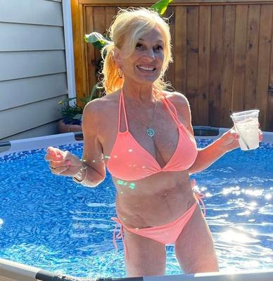 MILF mature canadienne sexy avec de gros seins en bikini a l'air chaude