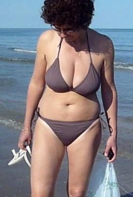 Bikini vollbusige Mutter 36