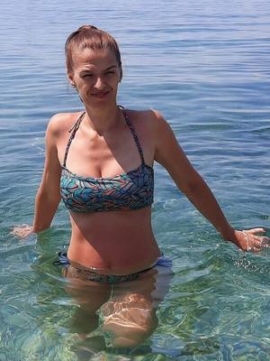 Ma mère de 50 ans porte le bikini de ma sœur de 15 ans