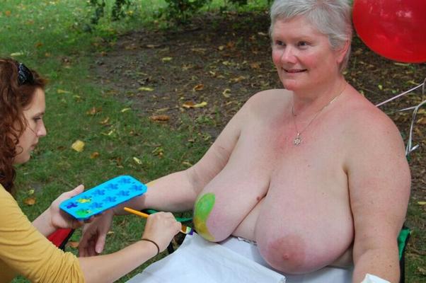 Vollbusige Oma bei einer Go Topless Day-Veranstaltung