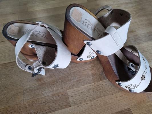 Wooden Heels und klassische Pumps der Stute