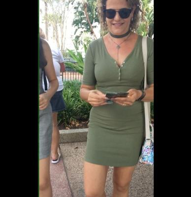 Sexy Fit Sincero Milf em Vestido Verde Apertado