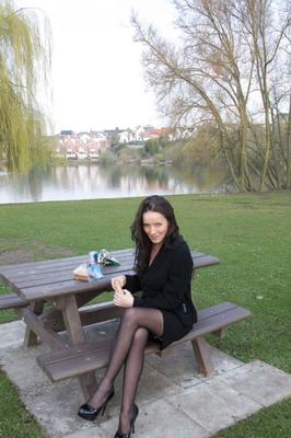 RetroGlam - outside - Picnic bench