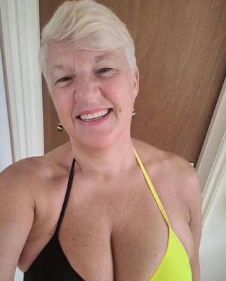 Diese vollbusige Bikini-Oma