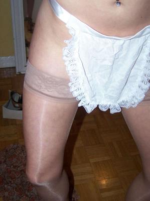 Jeune salope femme au foyer coquine