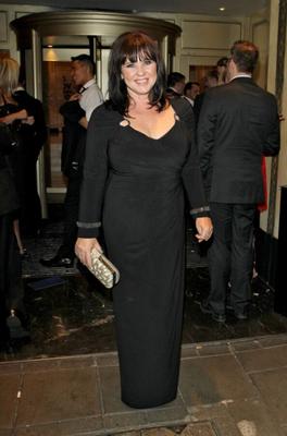 Coleen Nolan, énormes seins, célébrité britannique mature