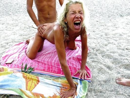 Schöne blonde MILF beim Strandficken