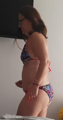 Milf tímida en bikini (no desnuda)