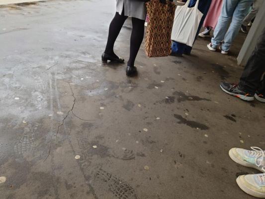 Impresionante madura en la estación de tren