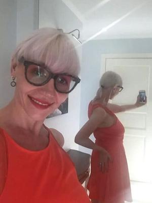 Quelques selfies d'une blonde mature avec des lunettes de soleil