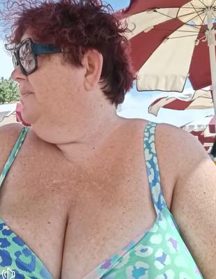 Tante italienne aux gros seins