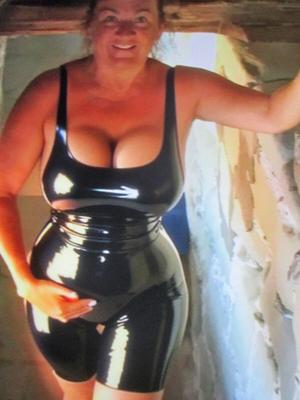 Elle aime le latex entre autres