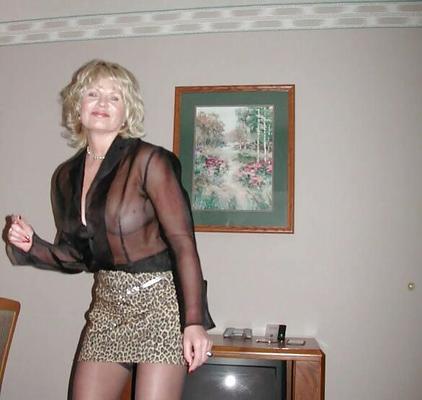 Reife blonde Hotel-Stripperin