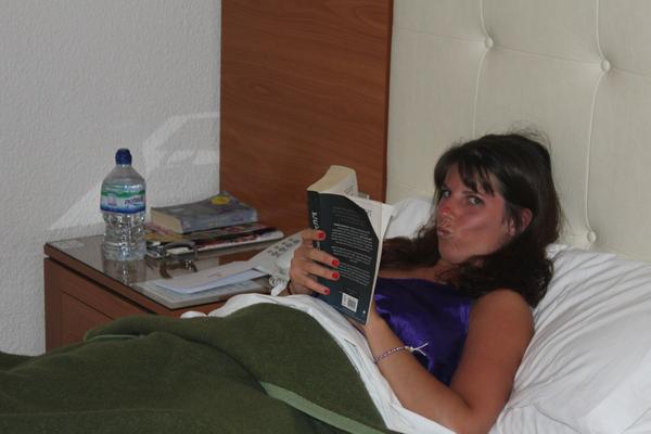 MILF Louise de vacaciones en Grecia