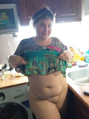 BBW mature dans la cuisine et sa chatte grasse